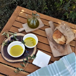 Extra Virgin Olive Oil Cold Pressed Siós in a table